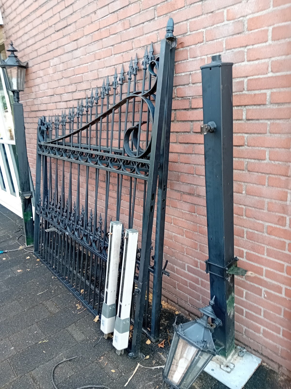 Mooie smeedijzeren poort met elektronische bediening, Tuin en Terras, Ophalen