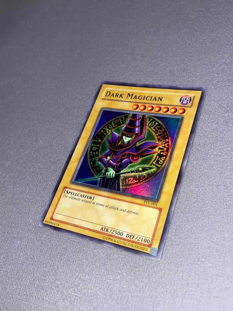 Yu-Gi-Oh! Dark Magician SYE-001, Hobby en Vrije tijd, Verzamelkaartspellen | Yu-gi-Oh!, Ophalen of Verzenden, Zo goed als nieuw