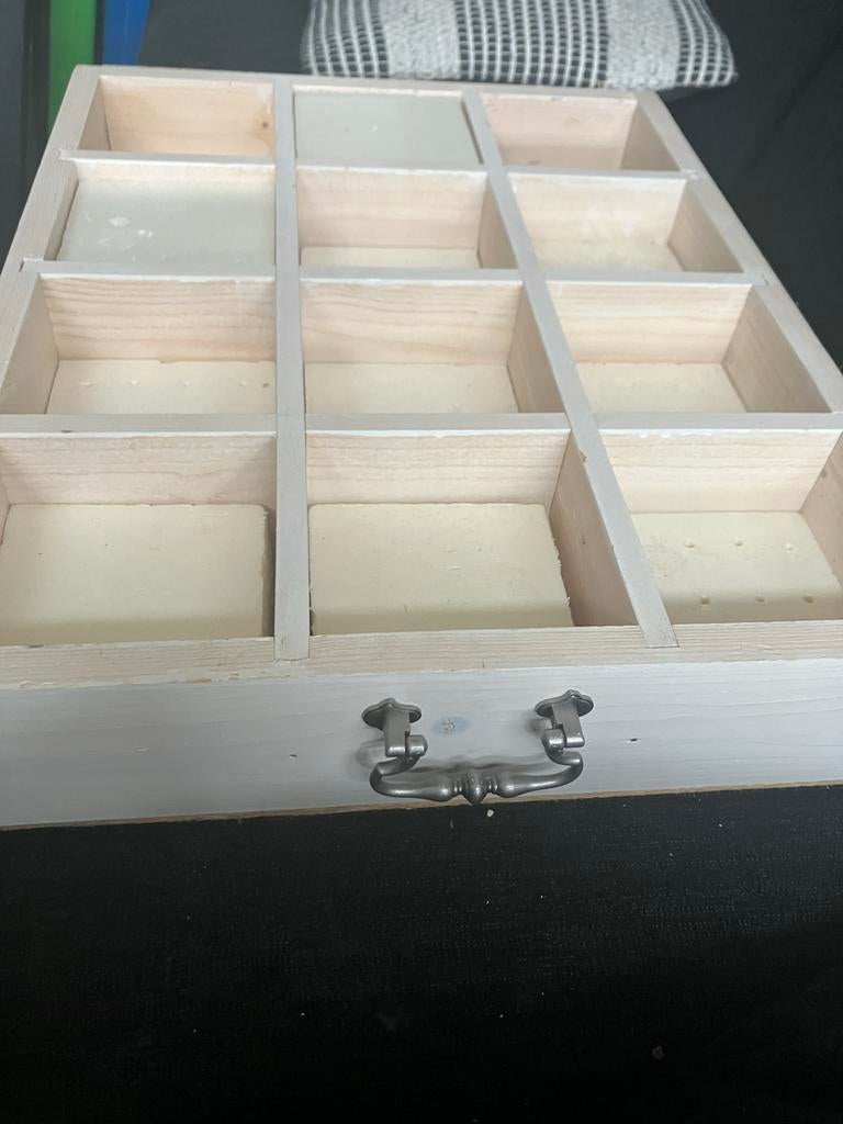 Houten bak met vakjes en handgrepen - Candybox, Huis en Inrichting, Ophalen, Hout, Gebruikt, Beige