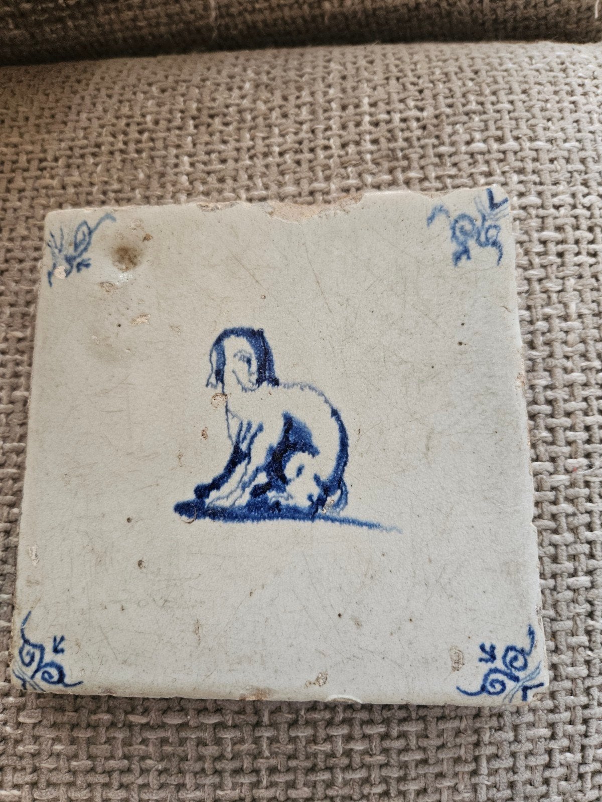 Antieke Hollandse Delfts Blauwe Tegel met Hond, Ophalen of Verzenden