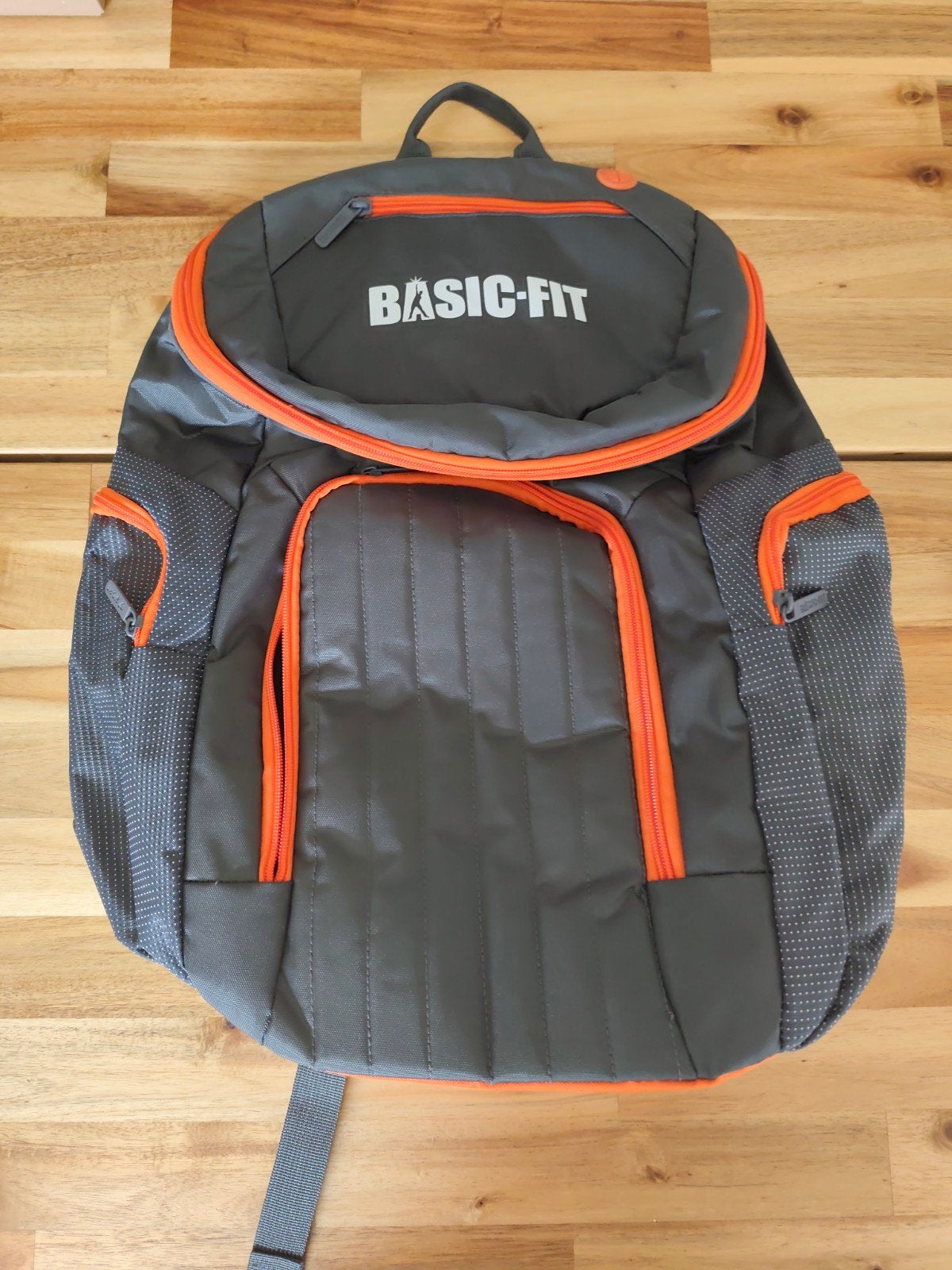 Basic-Fit rugzak - Grijs met oranje accenten, Sieraden, Tassen en Uiterlijk, Tassen | Rugtassen, Zo goed als nieuw, Overige merken