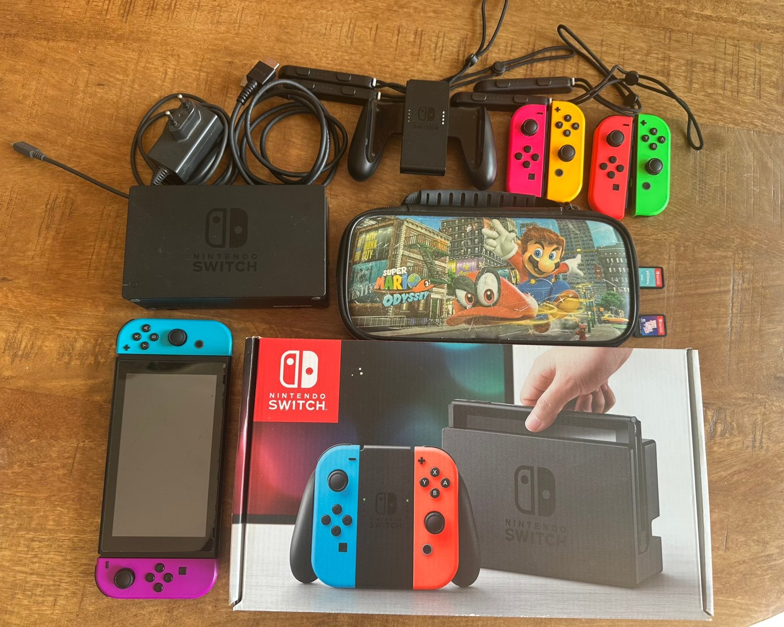 Nintendo Switch (origineel) incl 4 Joy Cons, dock en 2 games, Spelcomputers en Games, Spelcomputers | Nintendo Switch, Ophalen