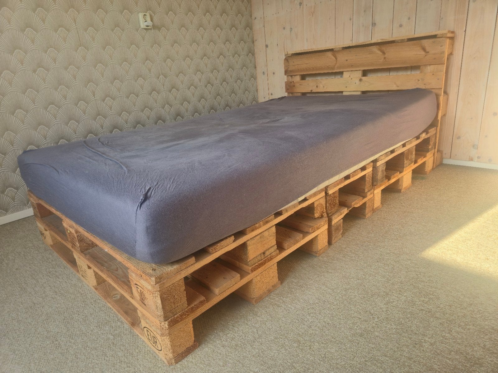 Palletbed met matras - Eenpersoons, Huis en Inrichting, Gebruikt, Bruin, Ophalen of Verzenden, Twijfelaar