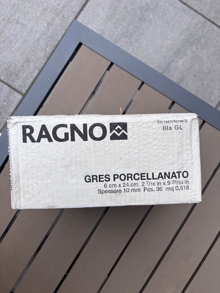 Foto 5 van 215 donkerblauwe ragno keramische visgraattegels ca 3m2