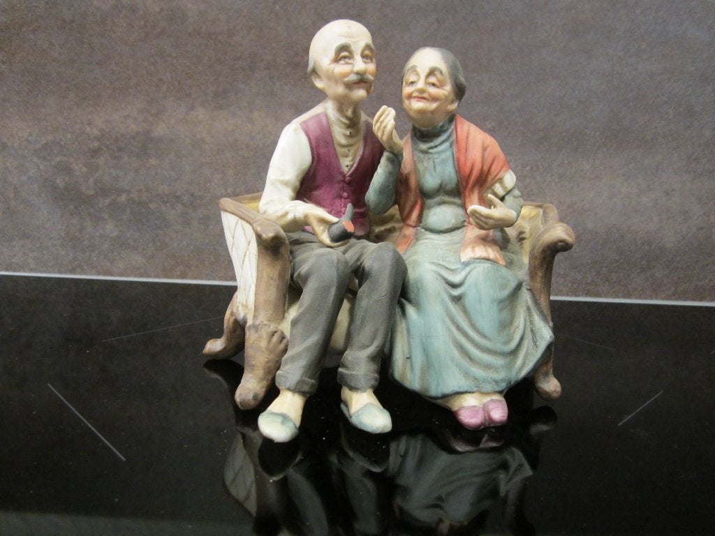 Porseleinen beeldje ouder echtpaar (mopje), Antiek en Kunst, Ophalen of Verzenden
