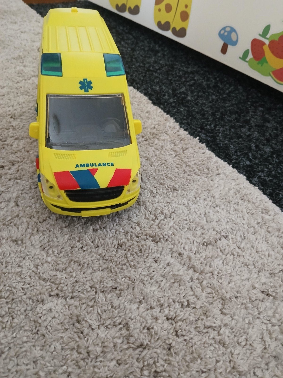 Gele speelgoed ambulance met dierenstickers, Ophalen, Gebruikt