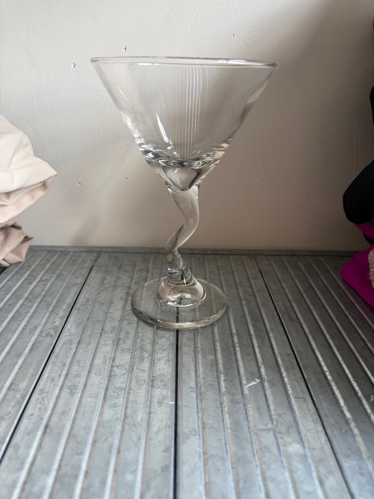 Martini glas met gedraaide steel, Ophalen of Verzenden