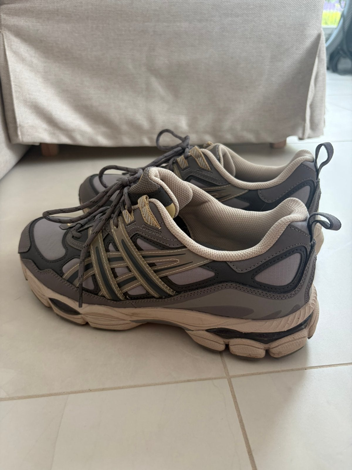 ASICS - maat 42 - zo goed als nieuw - wil er snel van af!, Sport en Fitness, Loopsport en Atletiek, Ophalen of Verzenden, Zo goed als nieuw