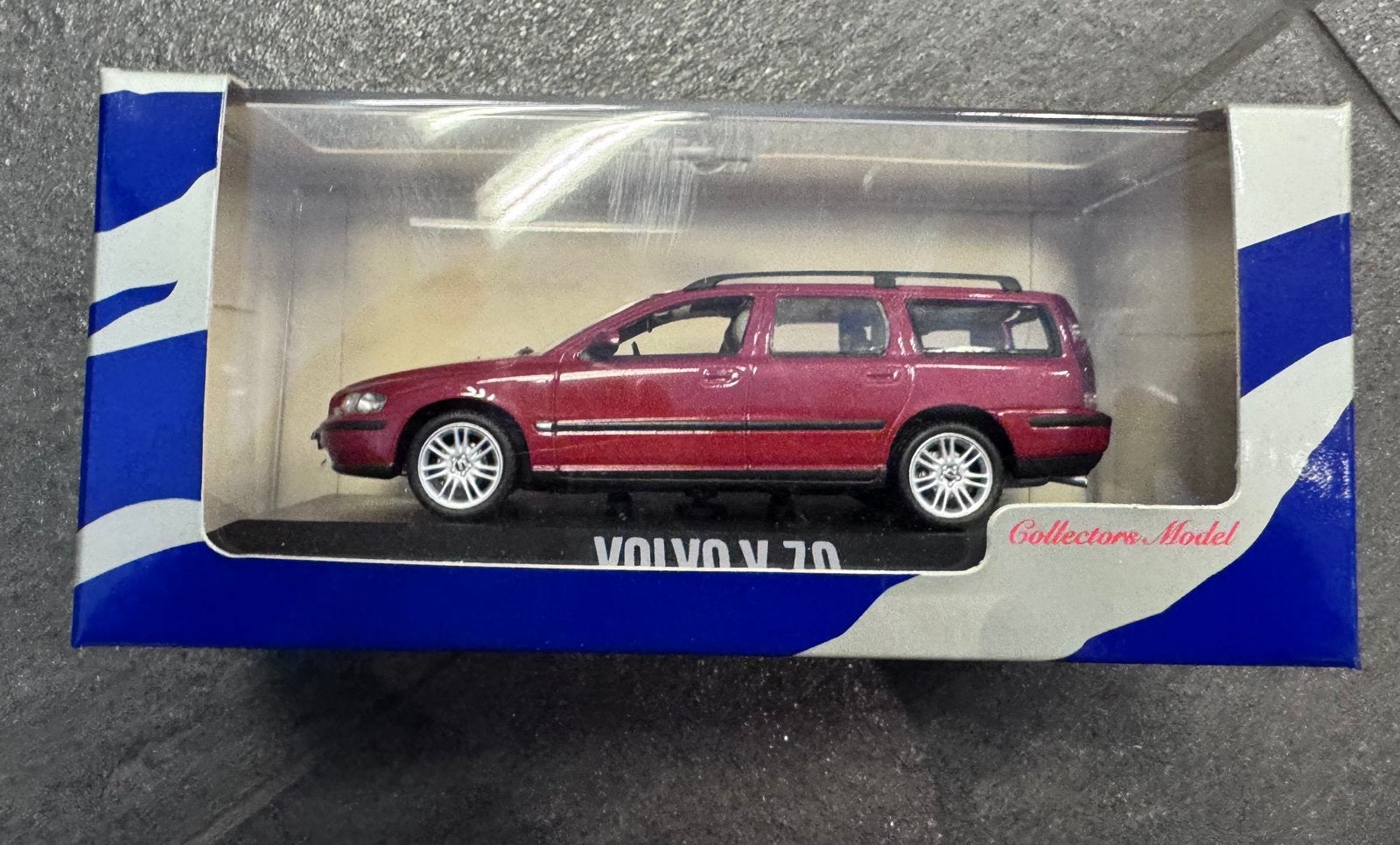 Minichamps Volvo V70 rood metallic  1:43, Hobby en Vrije tijd, Ophalen of Verzenden, Zo goed als nieuw, Auto, MiniChamps