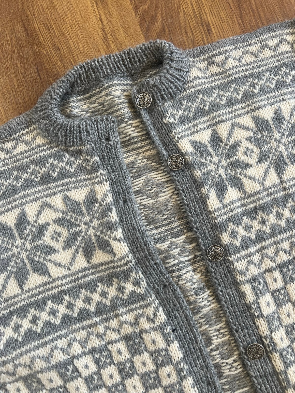 Nieuw, authentiek, handgemaakt Noors vest, Ophalen of Verzenden, Nieuw, Grijs