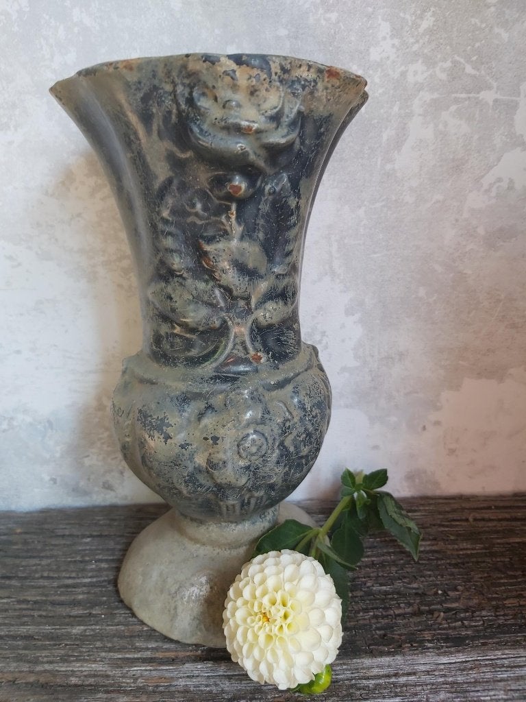 Mooie zware emaille gietijzeren tuinvaas met bloemdecoratie, Antiek en Kunst, Curiosa en Brocante, Ophalen of Verzenden