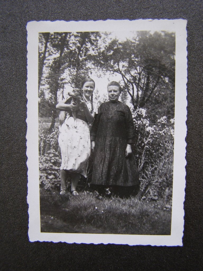 Kleine foto: Oma / opoe en kleindochter met hond; 1936, Gebruikt, Foto, Ophalen of Verzenden, Voor 1940