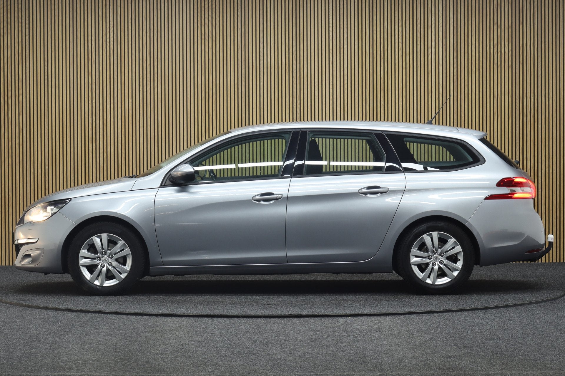 Peugeot 308 SW 1.2 e-THP Allure | Navi | Stoel verwarming |, Stof, Gebruikt, 1199 cc, 1165 kg