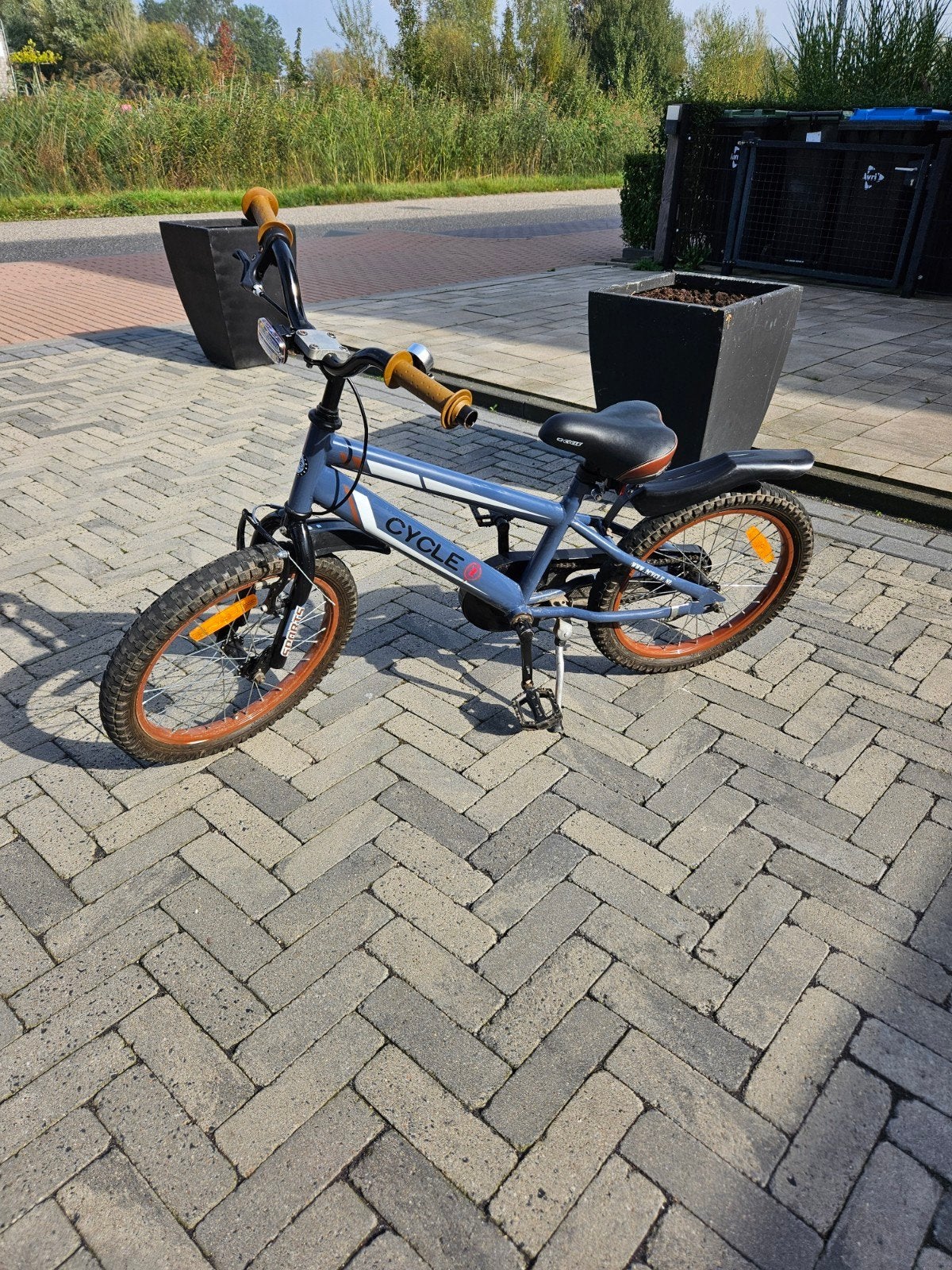 2cycle kinderfiets 18 inch grijs met cognac/bruine details, Terugtraprem, Ophalen, 2cycle, 16 tot 20 inch