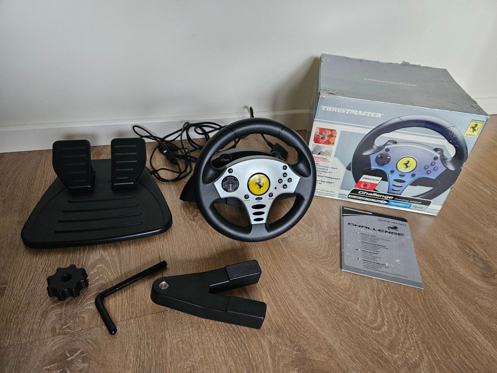Thrustmaster Ferrari Racing Wheel + Pedalen, Racestuur, Gebruikt, Thrustmaster, PlayStation