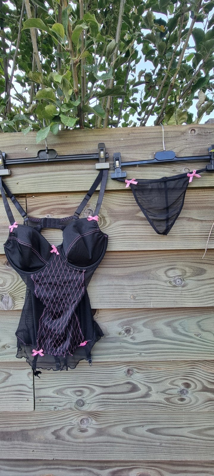 Zwart kanten body met roze strikjes en string, Onbekend, Verzenden, Zwart, Setje