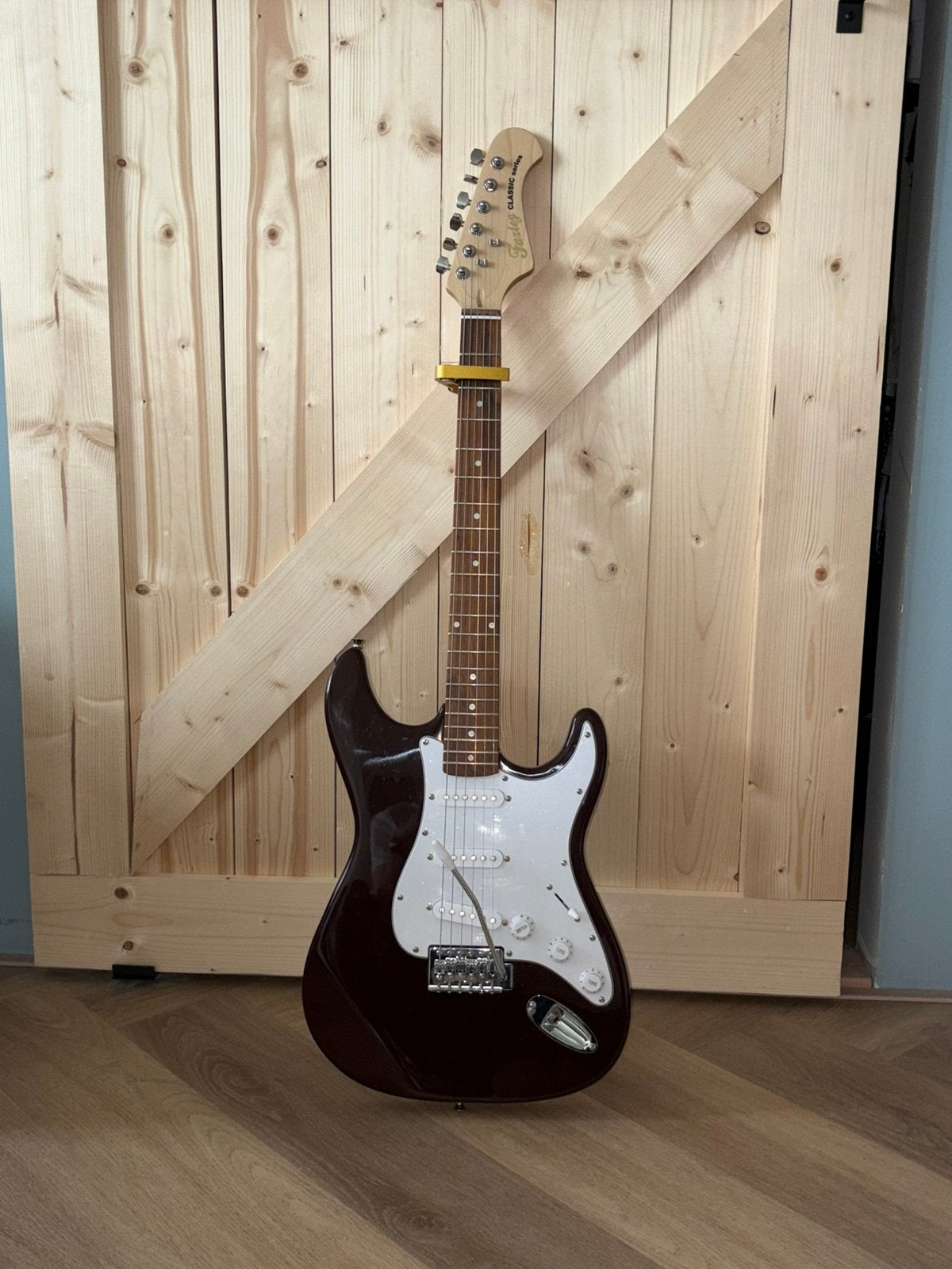 Rode elektrisch gitaar fazley, Ophalen, Zo goed als nieuw, Solid body, Overige merken