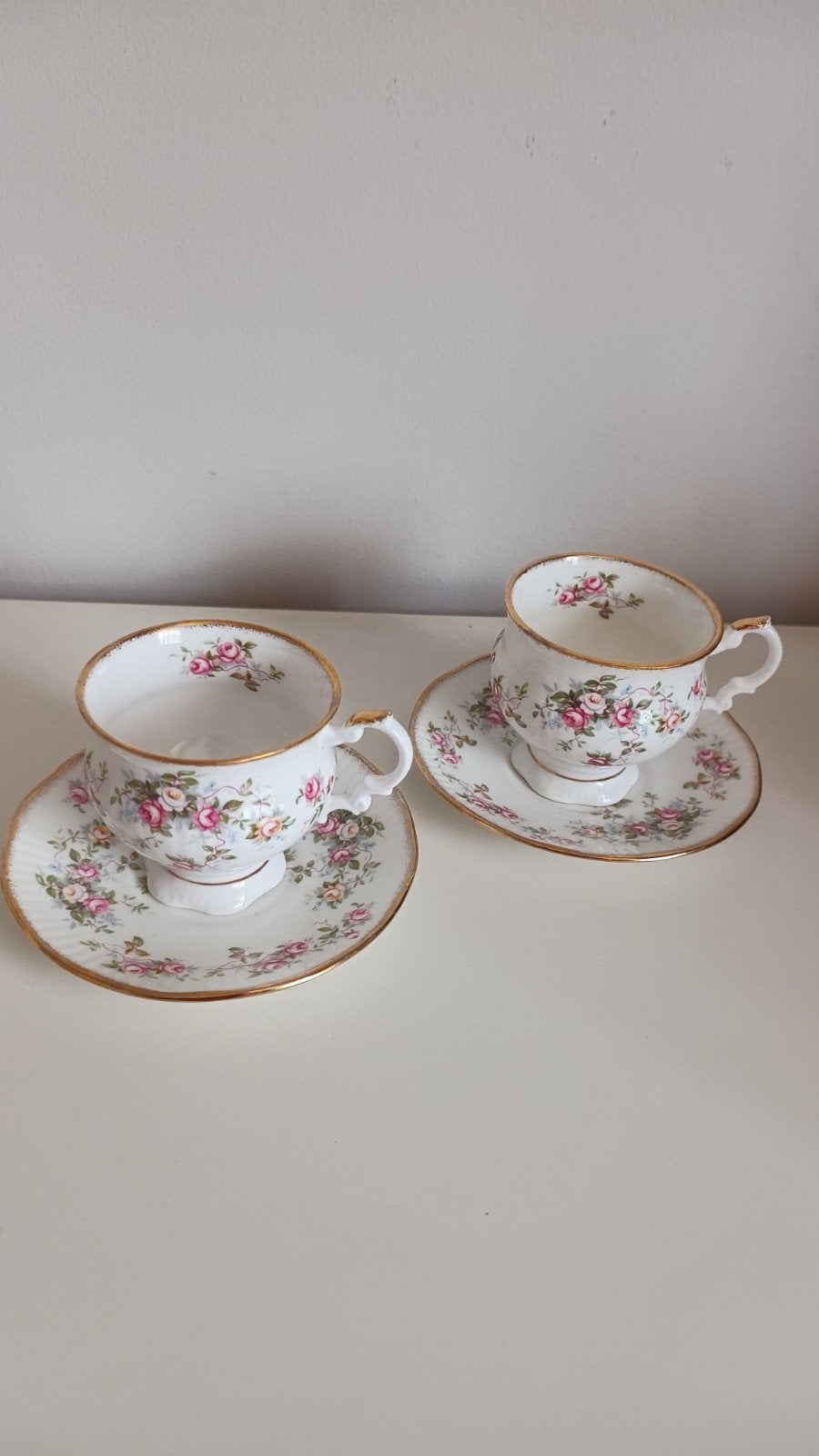 Elisabethan (Staffordshire) kop en schotel Rosamond 2 sets, Ophalen of Verzenden, Zo goed als nieuw, Porselein, Kop en/of schotel
