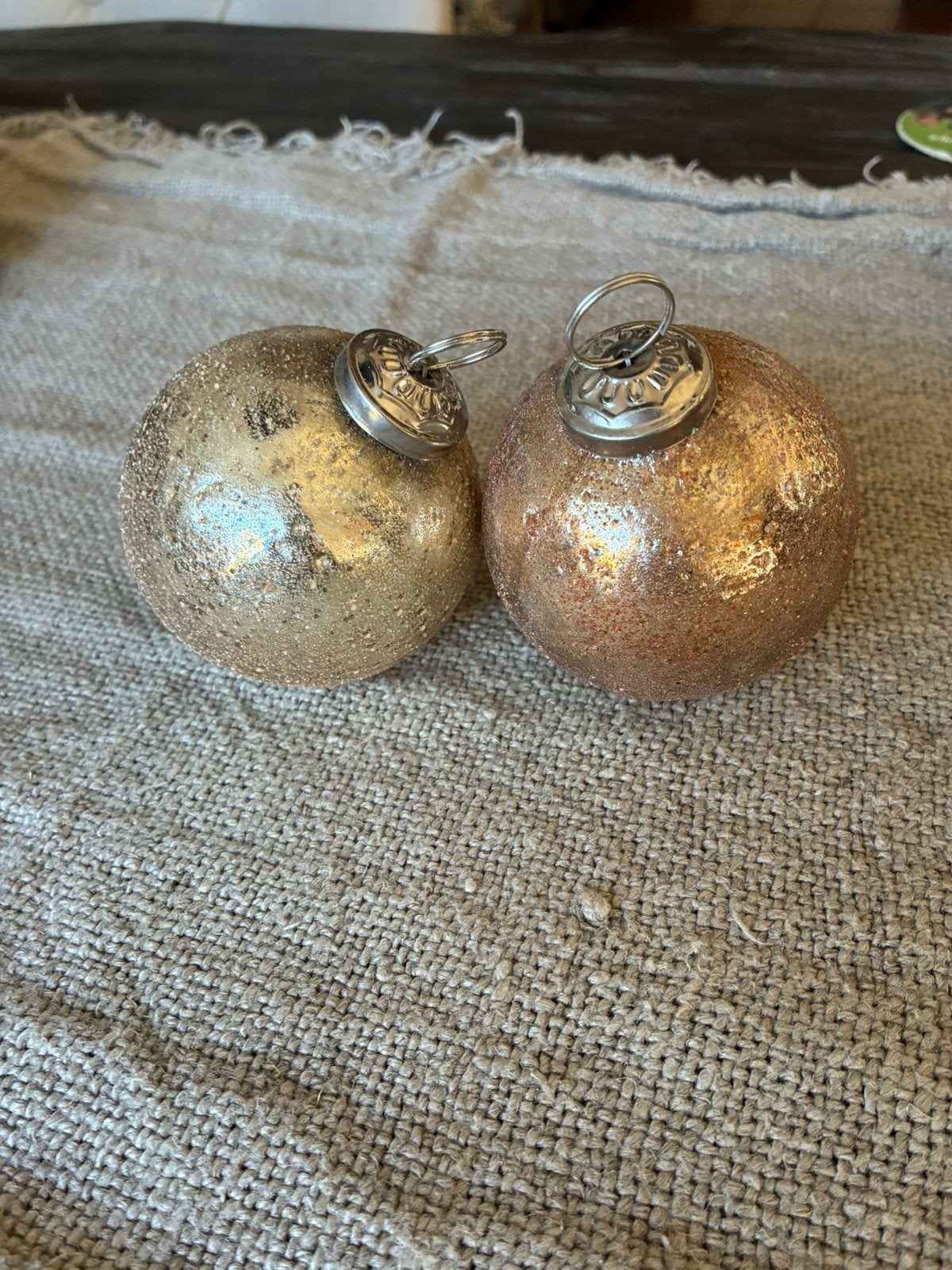 2 mooie zware kerstballen in goud, Ophalen of Verzenden, Zo goed als nieuw