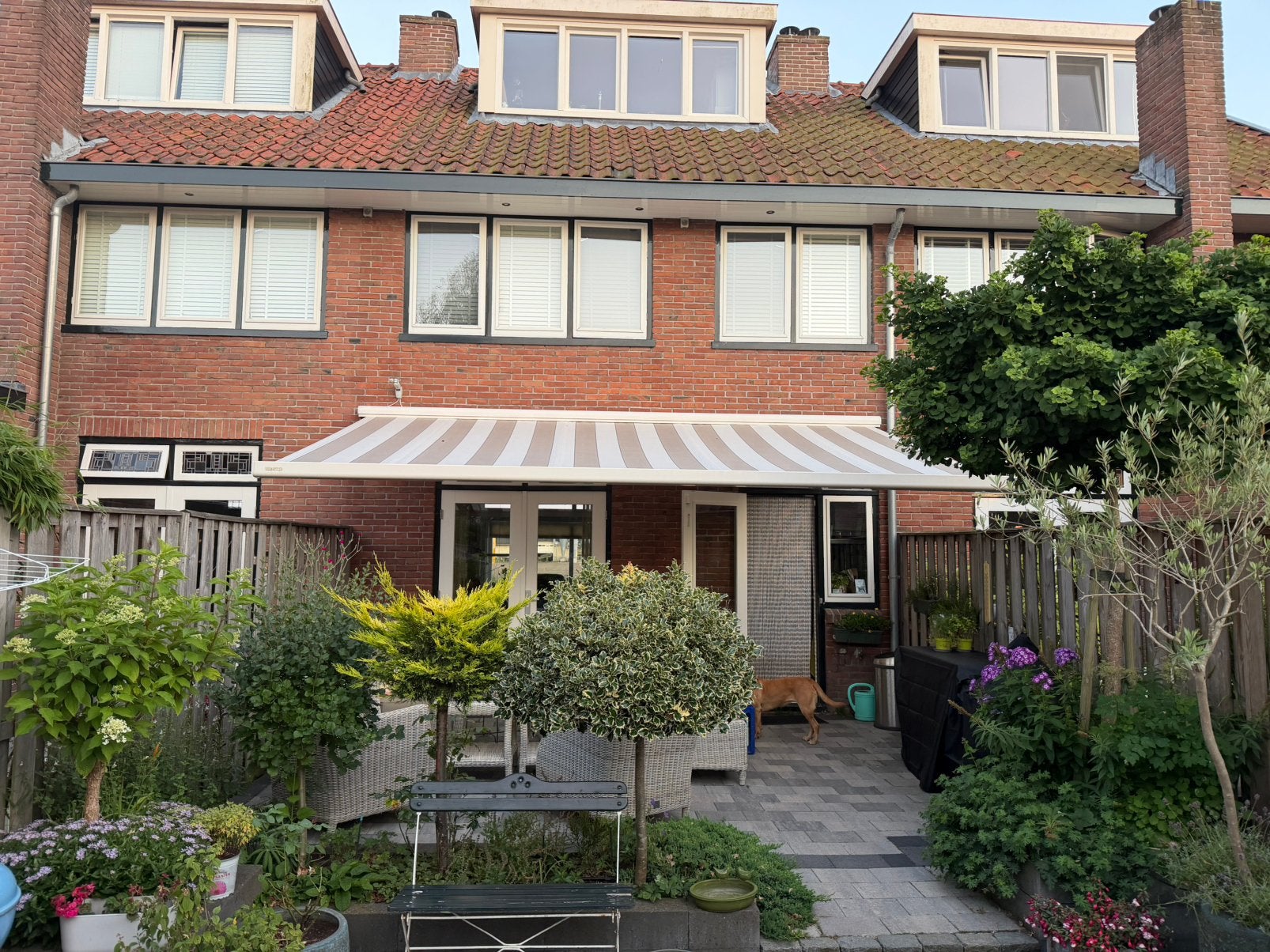 Knikarm zonnescherm, Ophalen, 450 cm of meer, Elektrisch, Zo goed als nieuw