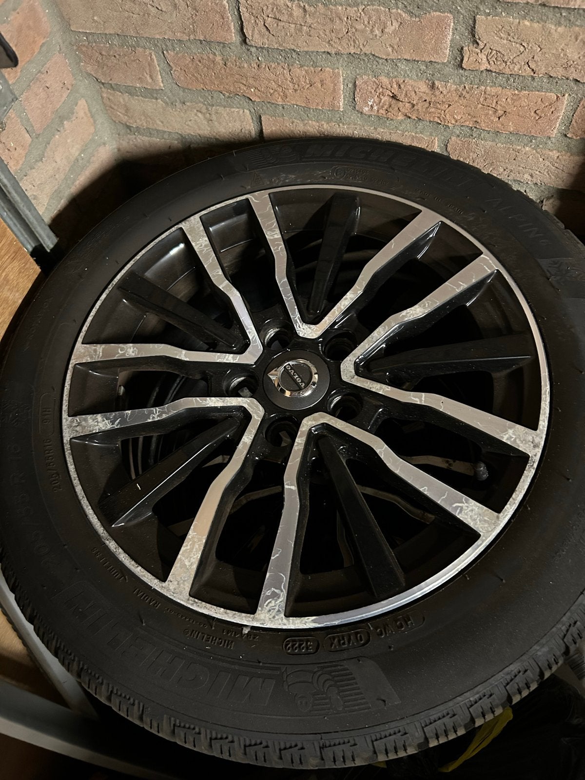 Michelin winterbanden op originele Volvo V40 velgen, Ophalen, Gebruikt, 16 inch, Banden en Velgen
