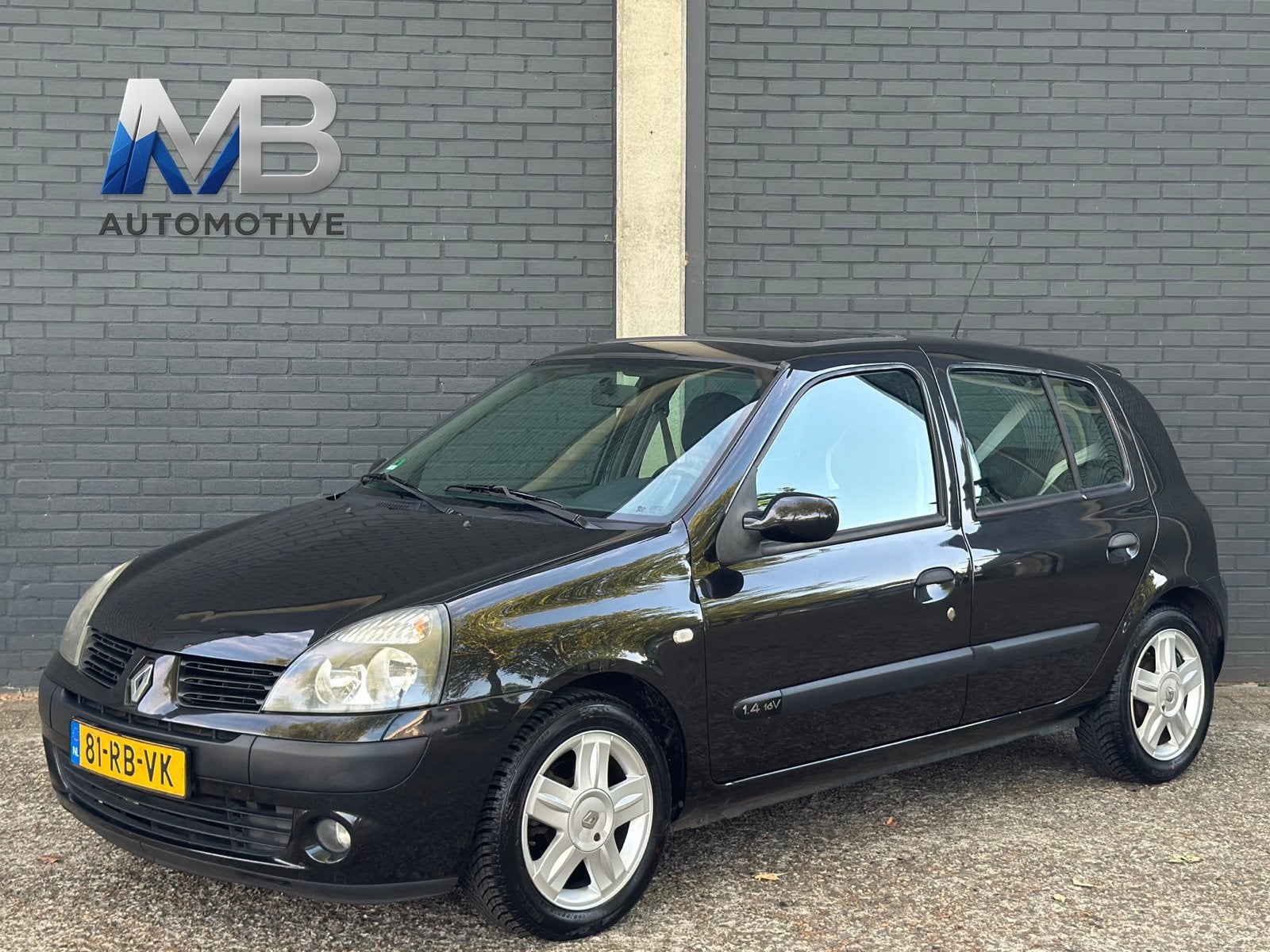 RENAULT CLIO/NETJES/APK/ONDERH/AIRCO, Voorwielaandrijving, 40 €/maand, 4 cilinders, Zwart
