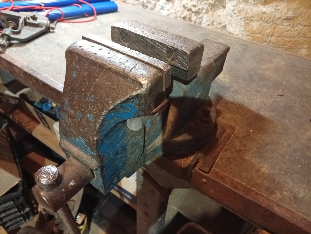 Te Koop: Zware bankschroef € 25,--, Doe-het-zelf en Verbouw, Ophalen, Gebruikt, Minder dan 70 cm, Bankschroef
