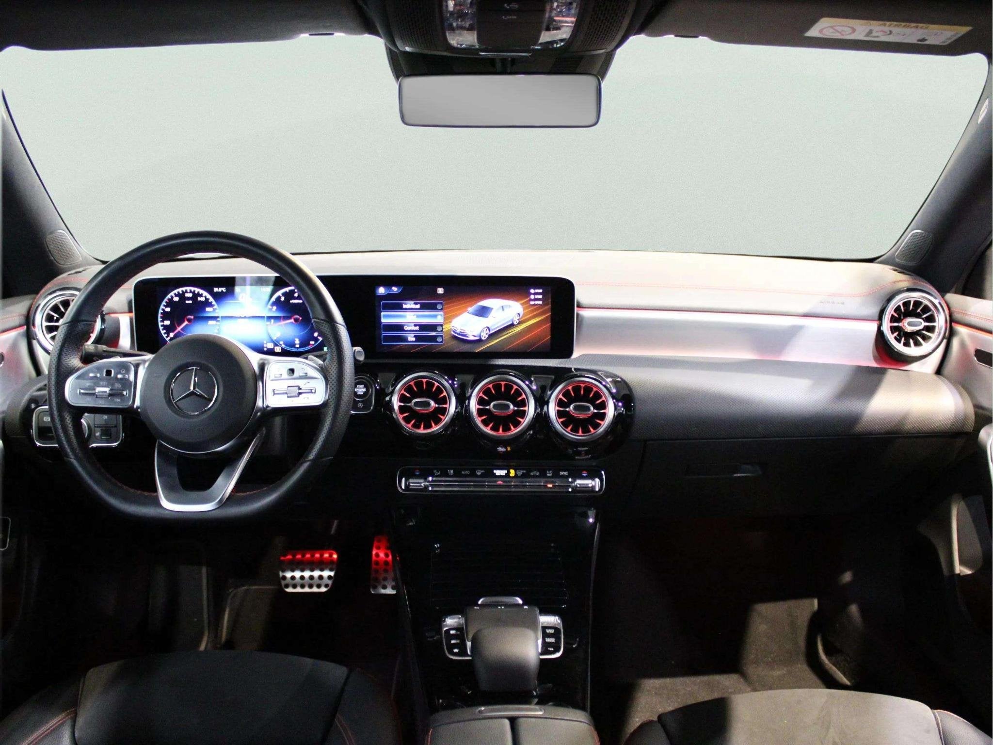 Mercedes-Benz CLA Coupé 200 Business Solution AMG, Sportstoelen, Gebruikt, 4 cilinders, Leder en Stof