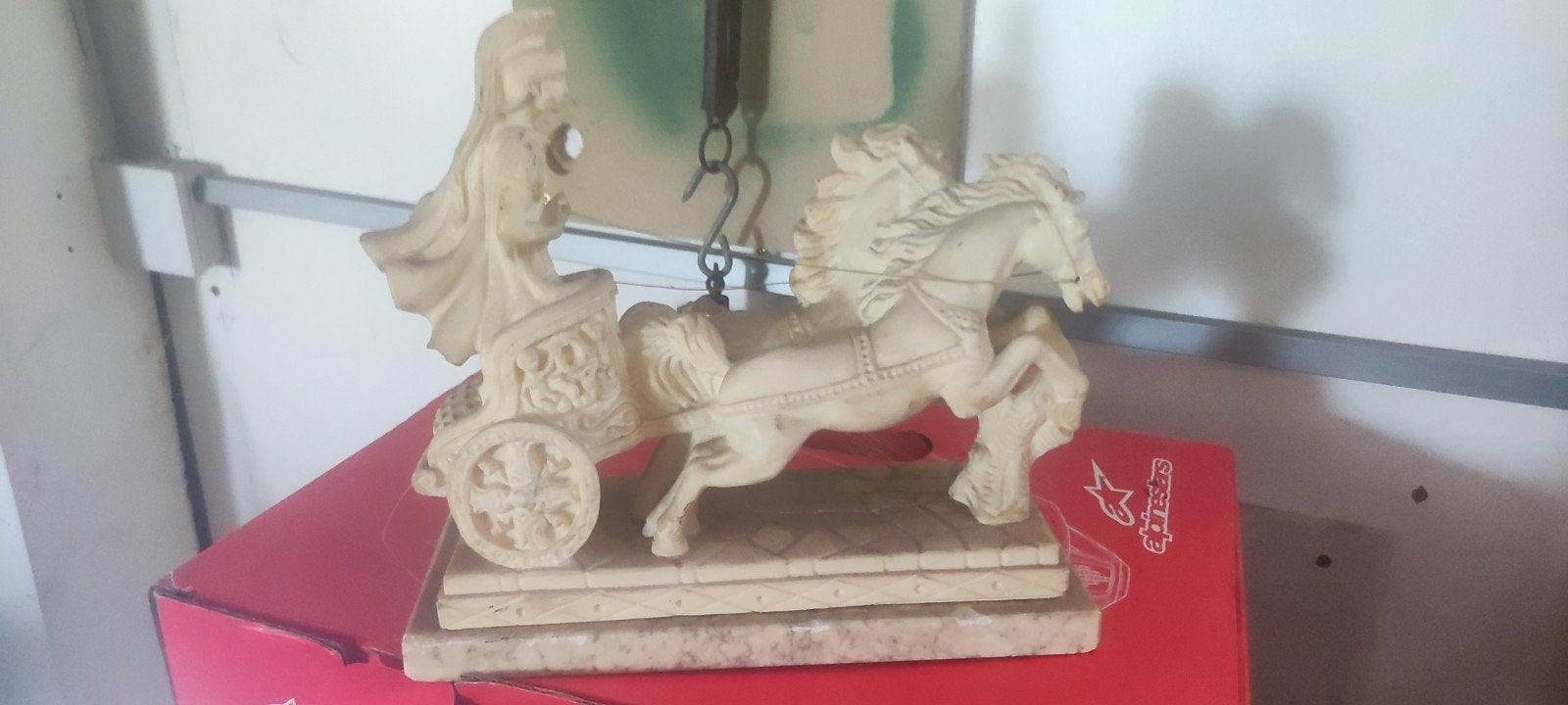 Antiek beeldje: Romeinse strijdwagen met paarden, Ophalen