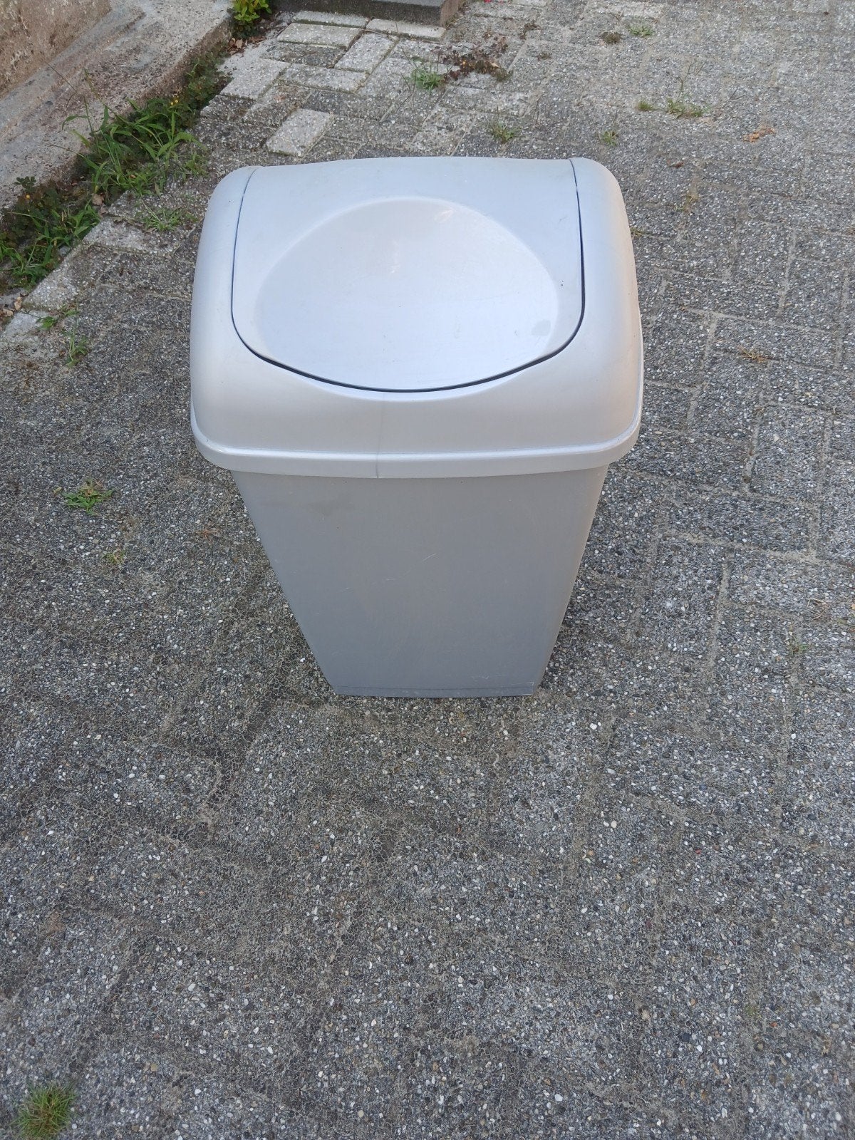 Grijze prullenbak met zwenkdeksel, Ophalen of Verzenden