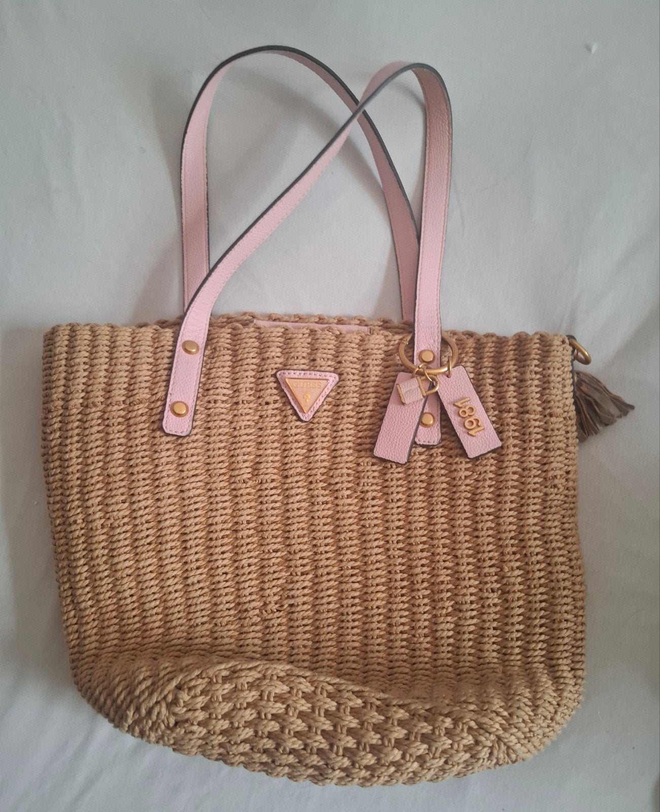 Zeer mooie Guess rieten tote bag met roze binnentas, Sieraden, Tassen en Uiterlijk, Tassen | Damestassen, Ophalen of Verzenden