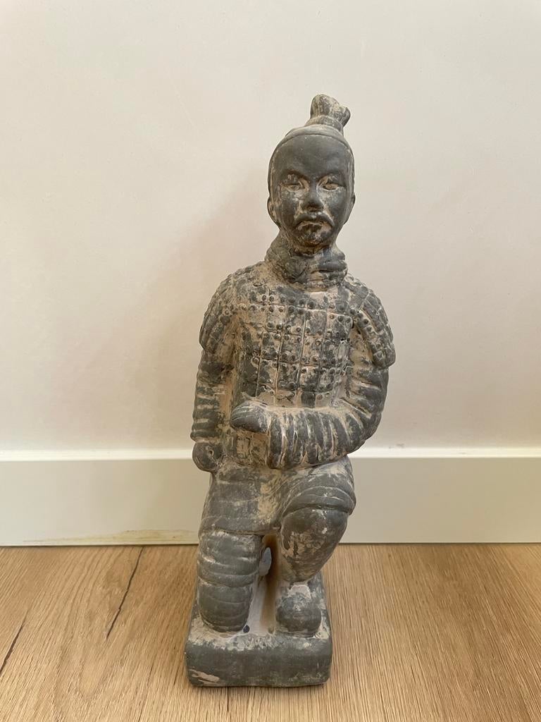 Terracotta Leger Beeldje - Krijger op knieën, Verzamelen, Beelden en Beeldjes, Ophalen of Verzenden, Gebruikt, Mens