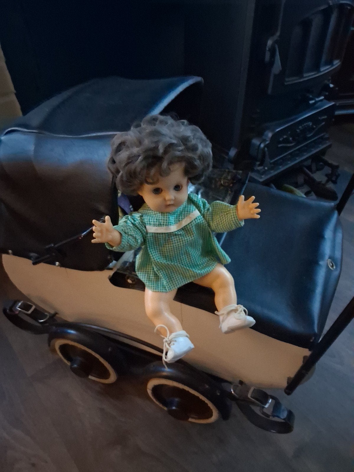 Vintage Babypop  met Groen Geruit Jurkje en Schoentjes, Ophalen, Gebruikt, Overige typen