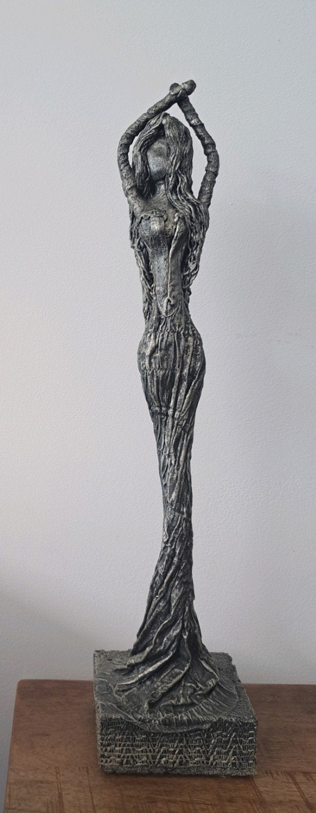 Vrouw op een sokkel.  46 cm hoog, Antiek en Kunst, Kunst | Beelden en Houtsnijwerken, Ophalen of Verzenden