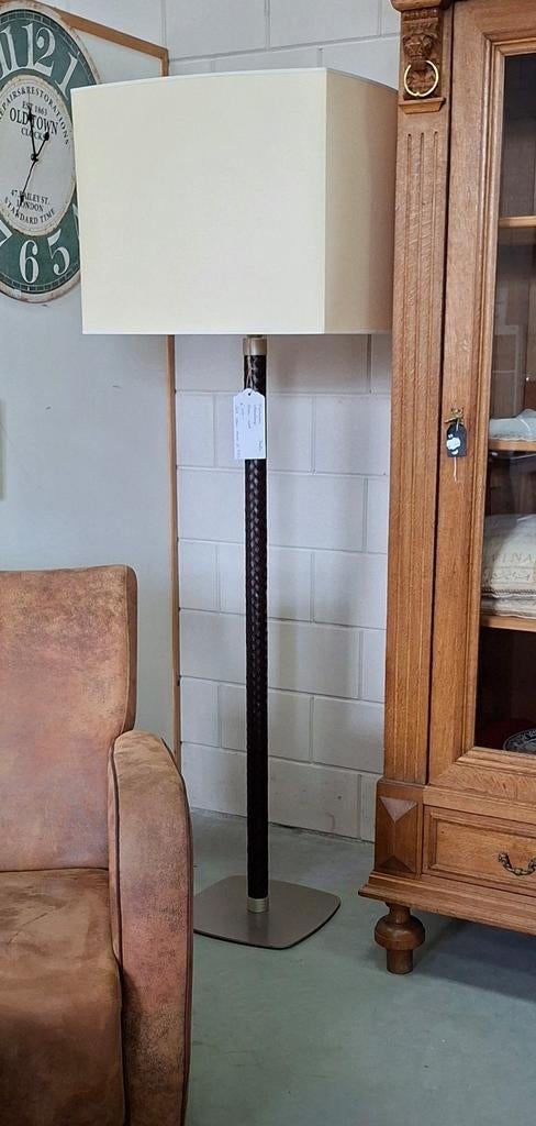 2 Natuzzi design vloerlampen | leder omklede staander |, Huis en Inrichting, Lampen | Vloerlampen, Gebruikt, 150 tot 200 cm, Metaal