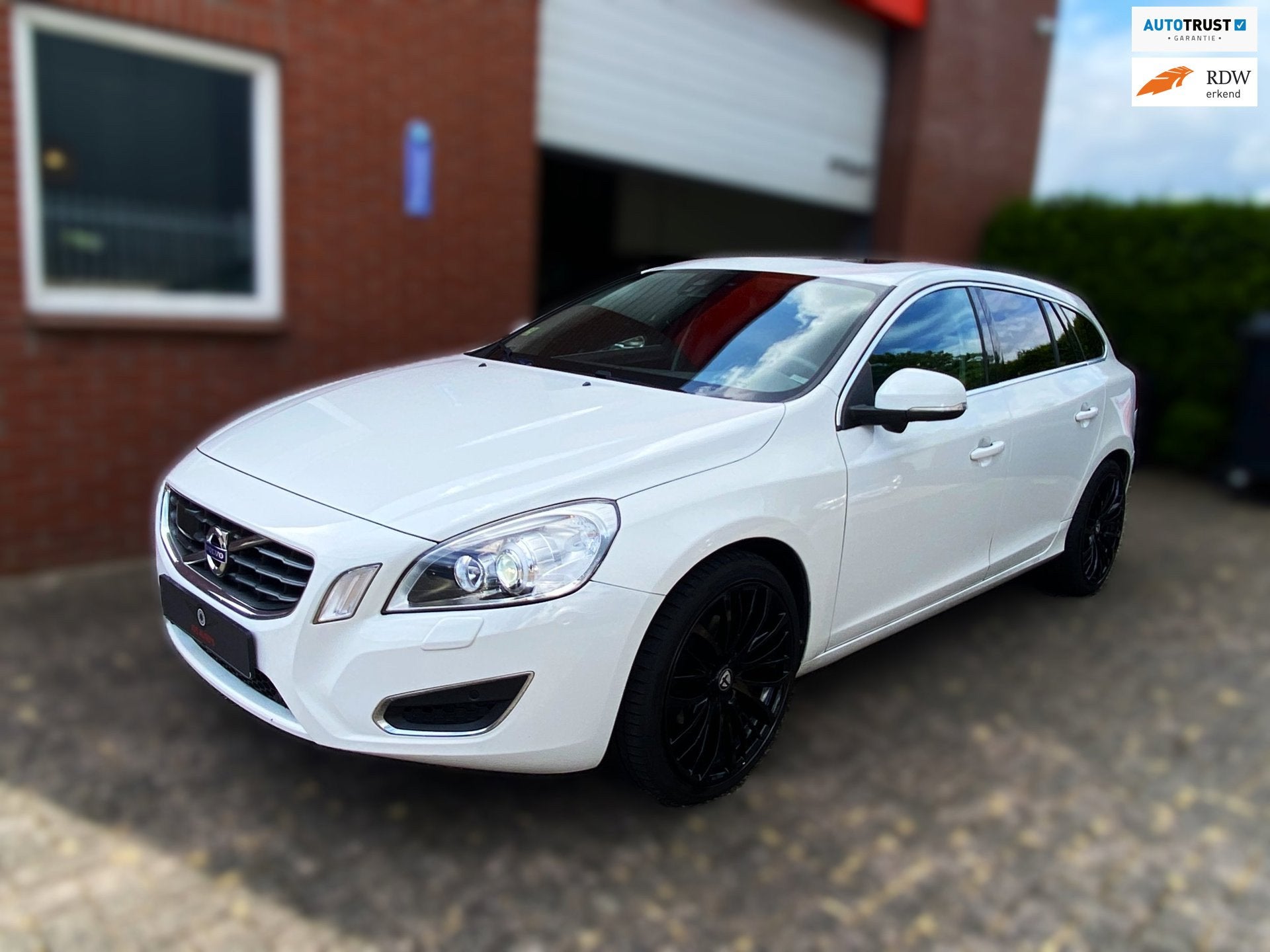 Volvo V60 1.6 T4 AUTOMAAT 180pk/ Vol opties!, 1596 cc, Gebruikt, Zwart, 4 cilinders