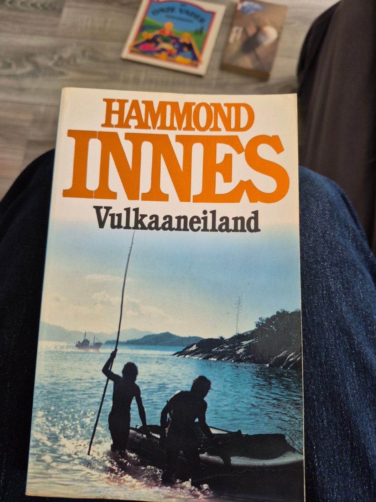 Hammond Innes - Vulkaaneiland (De Boekerij, 1965), Boeken, Ophalen of Verzenden