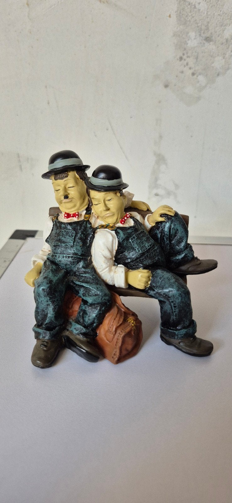 Laurel en Hardy beeldje - Slapend op bankje, Ophalen of Verzenden, Zo goed als nieuw