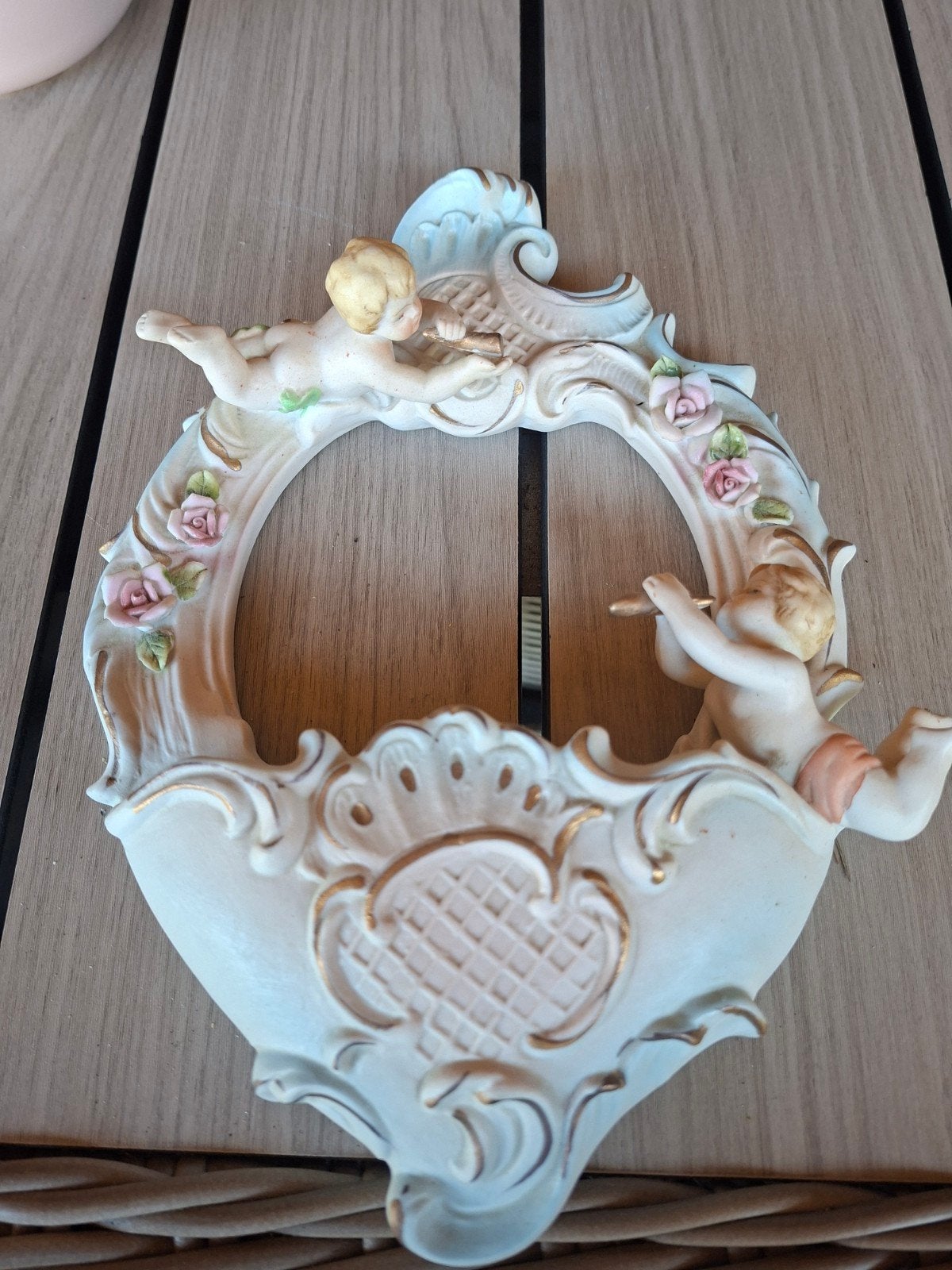antiek wijwaterbakje wandornament, Ophalen