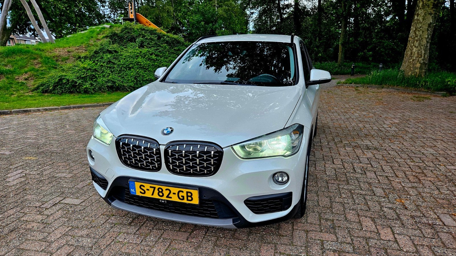 BMW X1 sDrive18i Advantage - CarPlay/Android Auto - Trekhaak, Auto's, 136 pk, 1370 kg, Wit, 75 €/maand