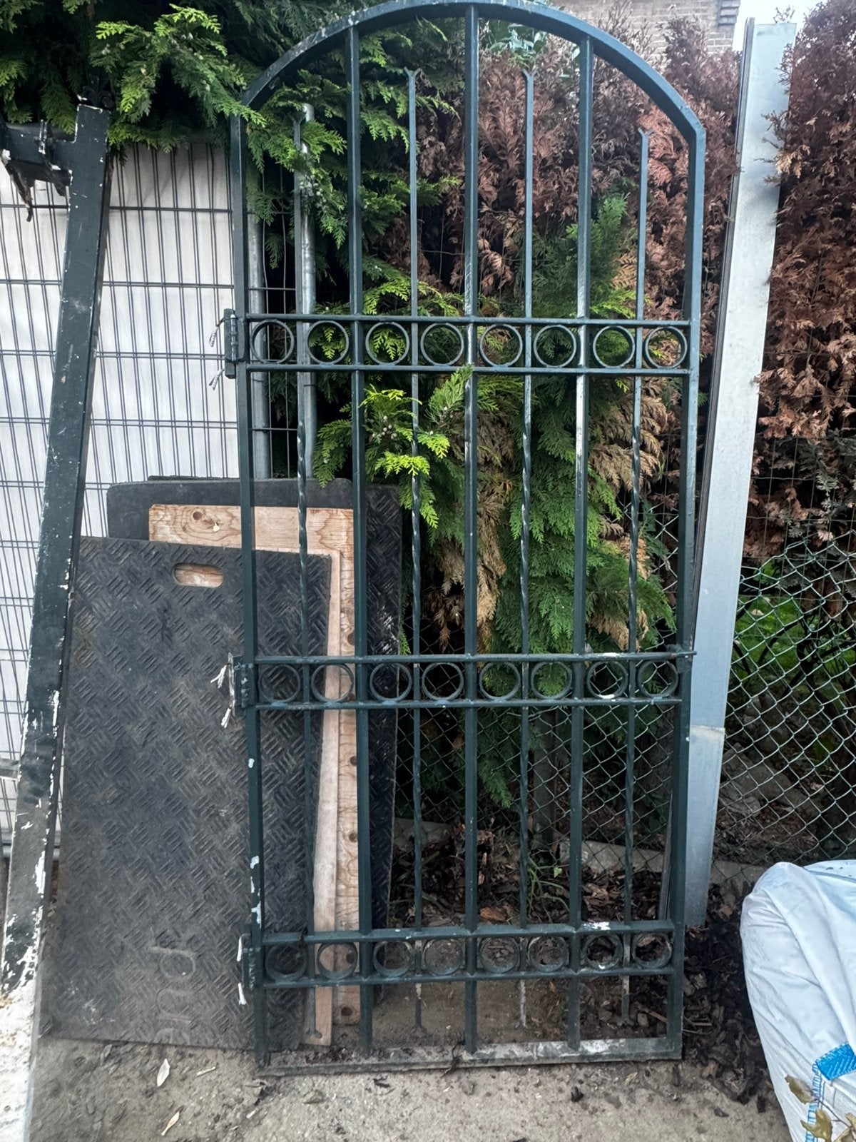 Hoge smeedijzeren sierpoort 95x225 cm, Tuin en Terras, Ophalen of Verzenden, Gebruikt, IJzer, Sierhekwerk