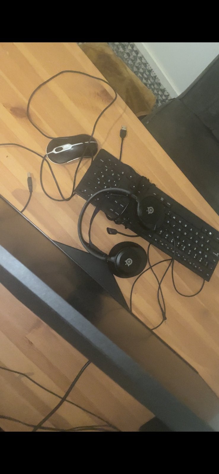 Foto 2 van AOC Monitor ,Steelseries Arctis 1, ect kijk beschrijving