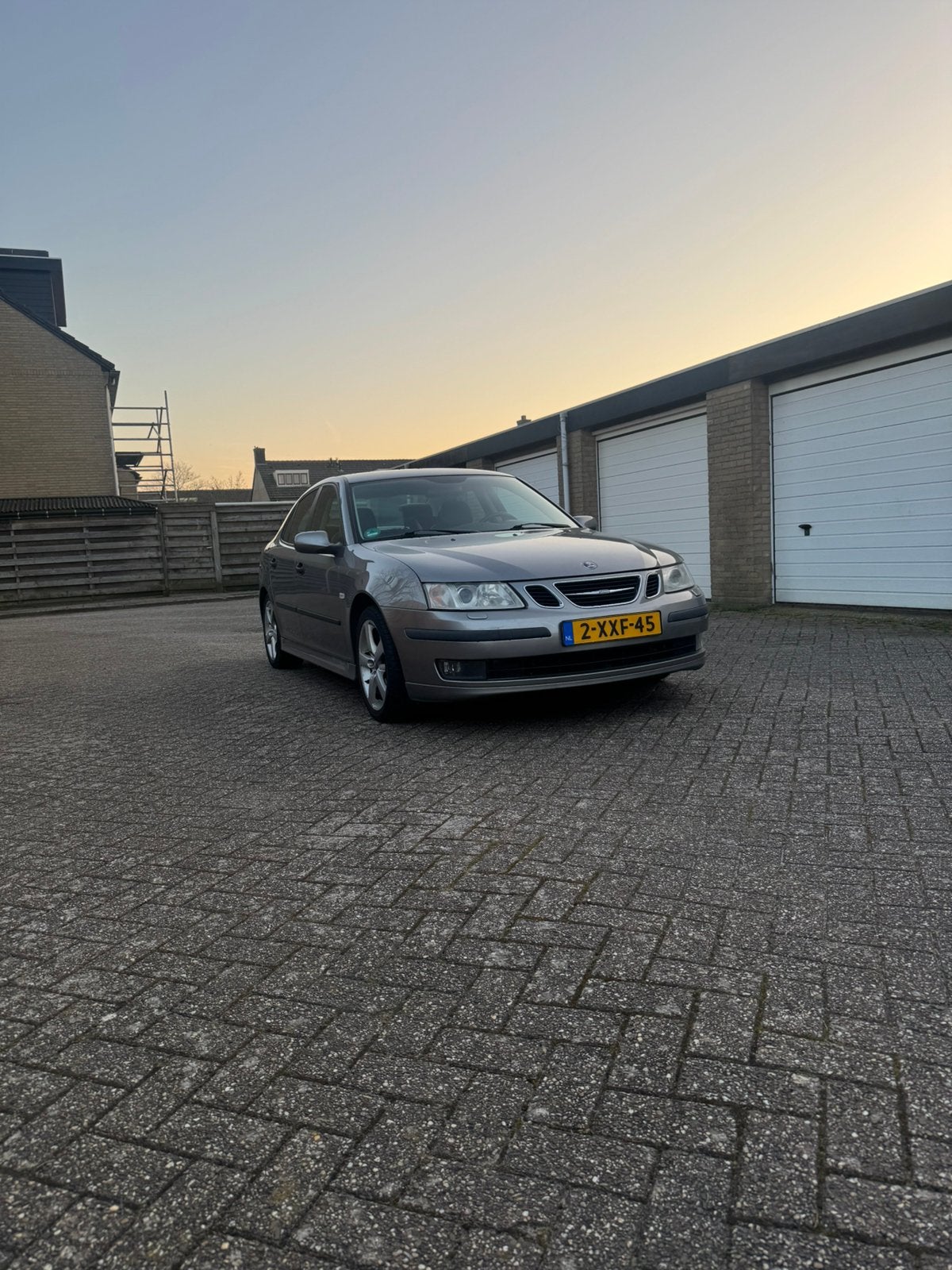 Saab 9-3 1.8 T Sport Sedan AUT 2003 Grijs, Auto's, 1998 cc, 4 cilinders, 150 pk, 1435 kg