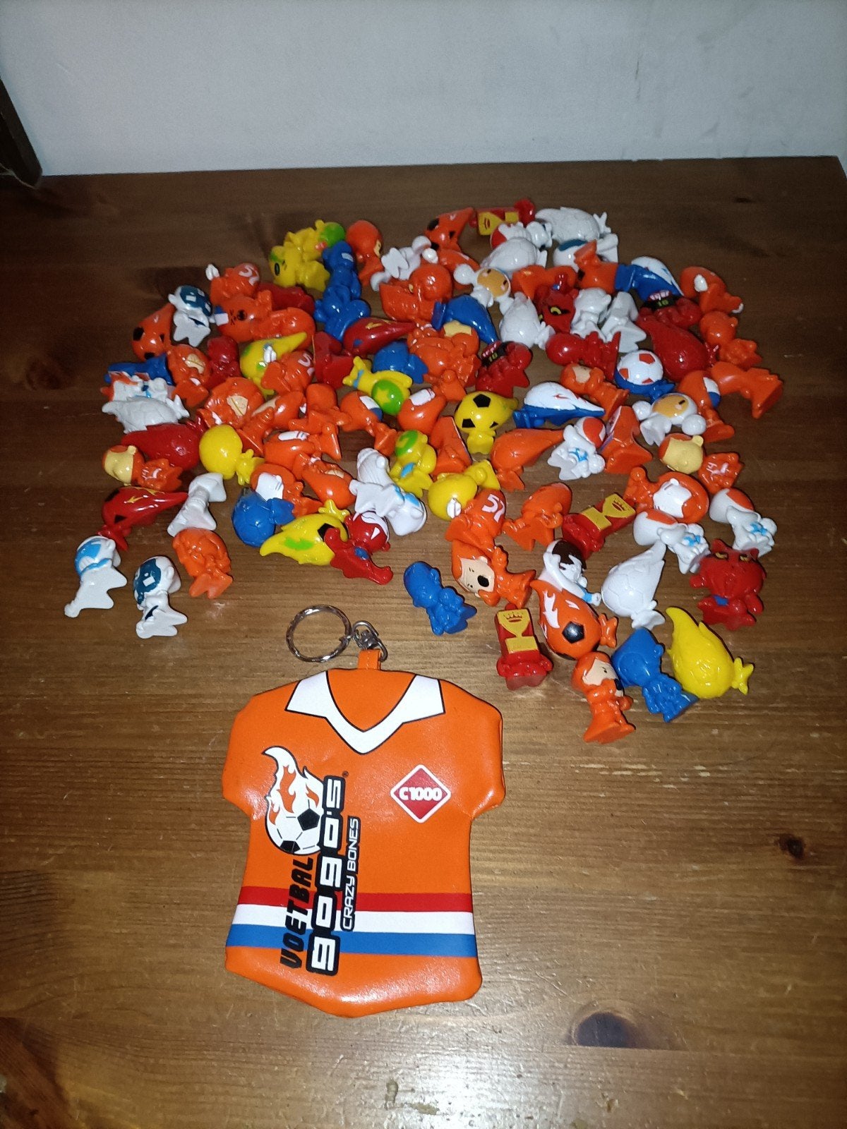 100 voetbal  gogo's crazy bones + oranje opberg hesje C1000, Ophalen of Verzenden, Zo goed als nieuw