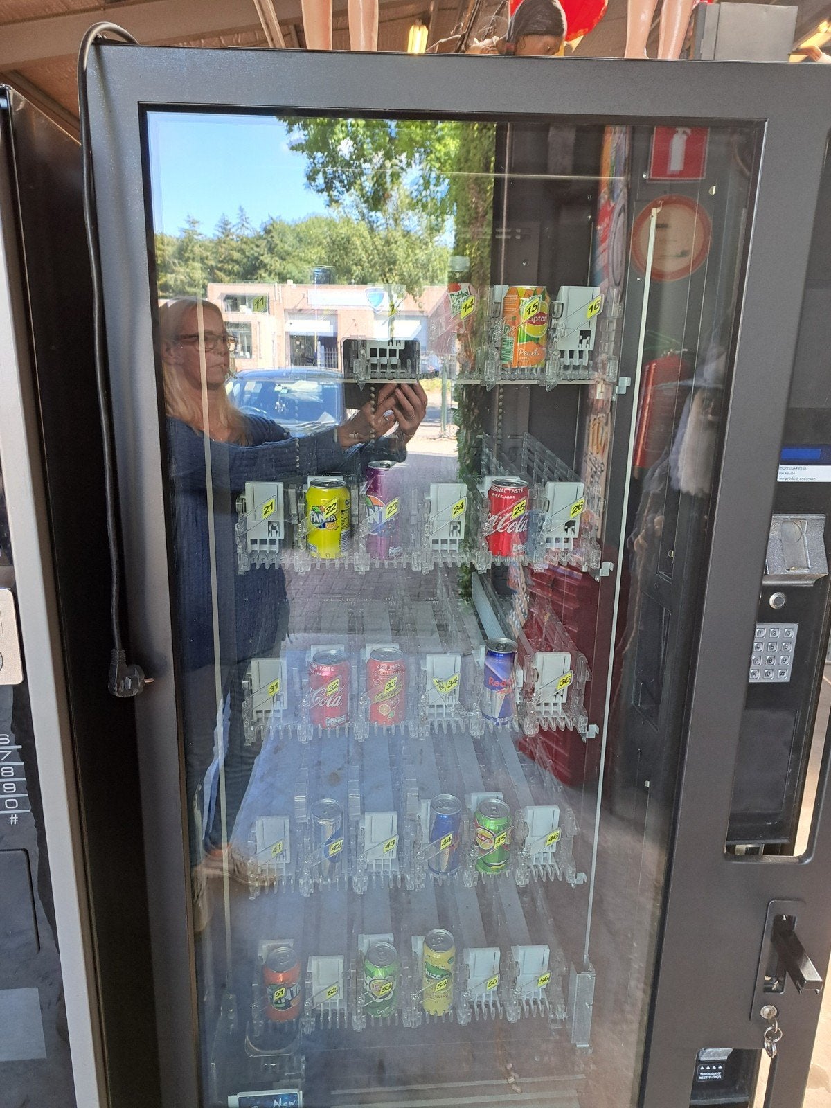 frisdrank automaat Vendo G6 gekoeld, Ophalen
