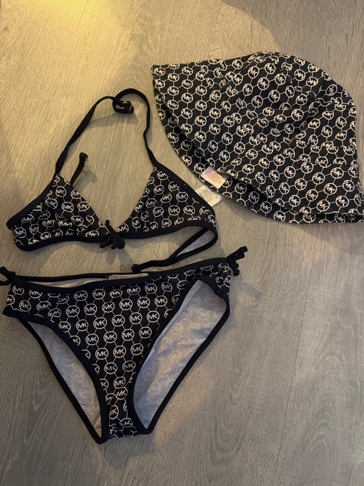 Michael Kors bikini met zonnehoedje - Nieuw, maat 122, Bikiniset, Meisje, Nieuw, Overige maten