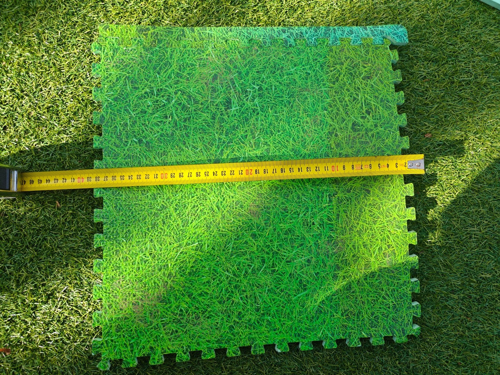 27 Gebruikte kunstgras tegels met randen (38,5x38,5cm), Overige materialen, Gebruikt, 20 tot 40 cm, 20 tot 40 cm