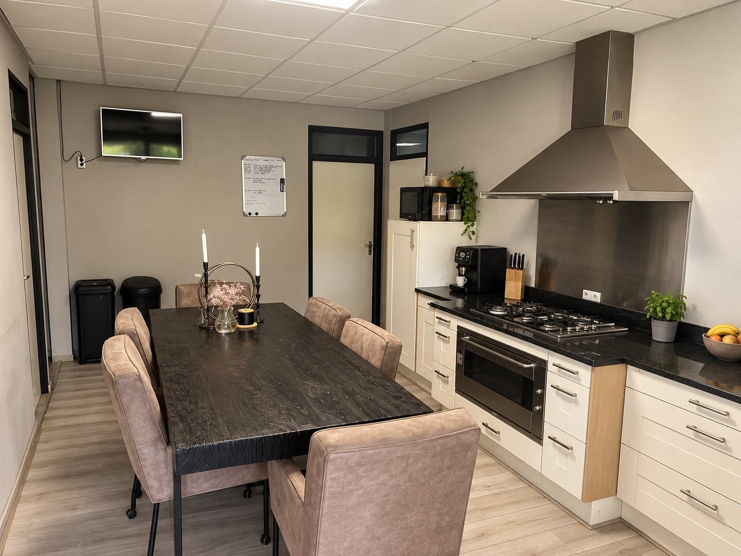 Foto 6 van Zeer ruime luxe woonunit 175 m2 met airco--CV-bedrijfsruimte