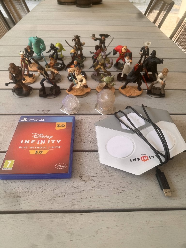 Disney Infinity 3.0 PS4 – Portal + Game + 24 Figuren, Avontuur en Actie, Gebruikt, 2 spelers, Ophalen of Verzenden