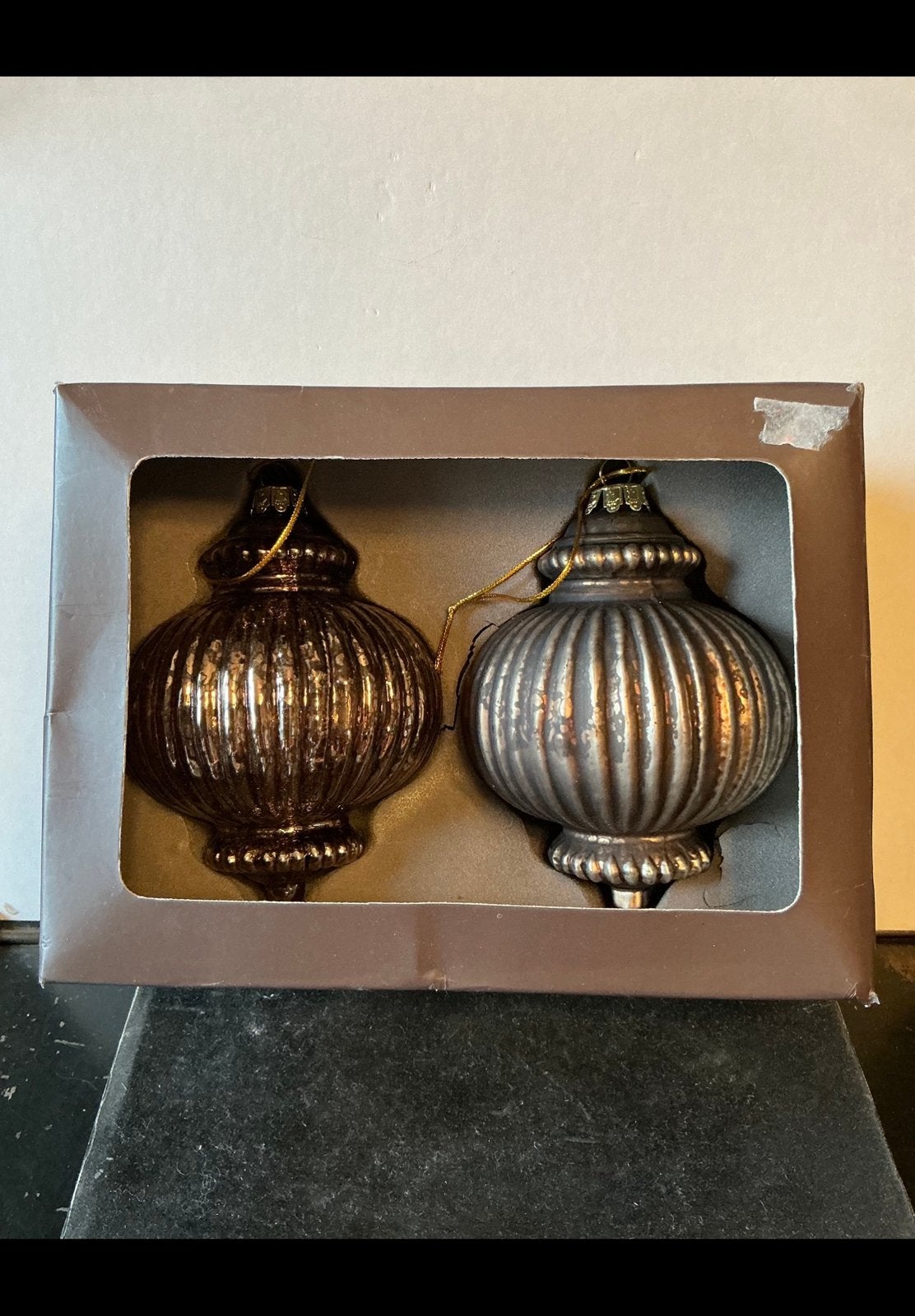 Twee barokke kersballen in een doosje. Bronskleurig. Glas ??, Ophalen of Verzenden, Zo goed als nieuw